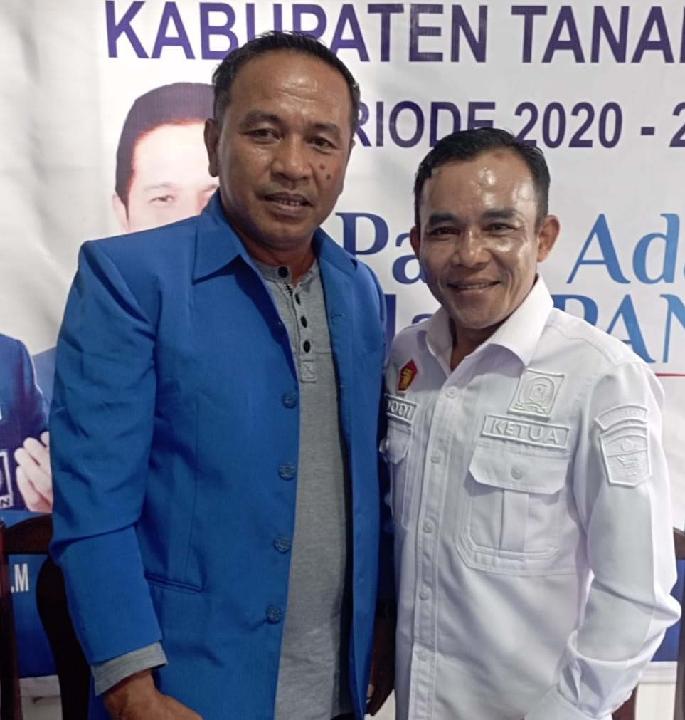 Ketua Tim Penjaringan PAN Rafinos foto bersama Bacalonbup Tanahdatar Dodi Hendra 